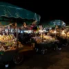 Vista nocturna del mercado de Marrakech en Marruecos
