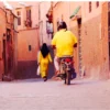 Motorista con la moto en una calle de Marrakech
